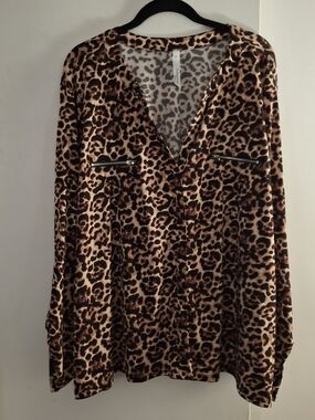 NY Collection Women's Leopard Print V-Neck Blouse with Zip Pockets